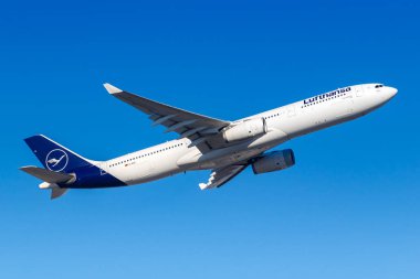 Frankfurt, Almanya - 13 Şubat 2021 Lufthansa Airbus A330-300 uçağı Frankfurt Havaalanı 'nda (FRA). Airbus, Toulouse, Fransa merkezli bir Avrupalı uçak üreticisi..