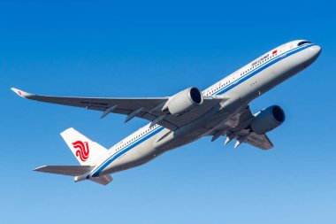 Frankfurt, Almanya - 13 Şubat 2021 Air China Airbus A350-900 uçağı Frankfurt Havaalanı 'nda (FRA). Airbus, Toulouse, Fransa merkezli bir Avrupalı uçak üreticisi..