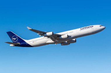 Frankfurt, Almanya - 13 Şubat 2021 Lufthansa Airbus A340-300 uçağı Frankfurt Havaalanı 'nda (FRA). Airbus, Toulouse, Fransa merkezli bir Avrupalı uçak üreticisi..
