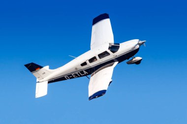 Frankfurt, Almanya - 13 Şubat 2021 Hessen-Flieger Verein Darmstadt Piper PA-28-181 Archer III uçağı Frankfurt Havaalanı 'nda (FRA).