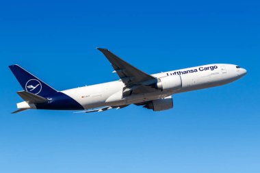 Frankfurt, Almanya - 13 Şubat 2021 Lufthansa Kargo Boeing 777-F uçağı Frankfurt Havaalanı 'nda (FRA). Boeing, merkezi Chicago 'da bulunan bir Amerikan uçak üreticisi..