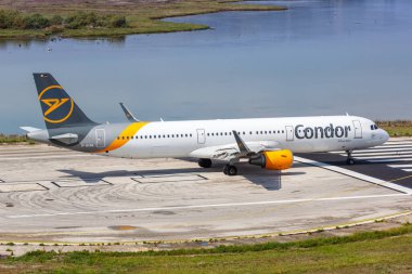 Corfu, Yunanistan - 19 Eylül 2020 Condor Airbus A321 uçağı Yunanistan 'daki Corfu Havalimanı' nda (CFU). Airbus, Toulouse, Fransa merkezli bir Avrupalı uçak üreticisi..