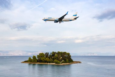 Korfu, Yunanistan - 19 Eylül 2020 Enter Air Boeing 737-800 uçağı Yunanistan 'daki Corfu Havalimanı' nda (CFU). Boeing, merkezi Chicago 'da bulunan bir Amerikan uçak üreticisi..