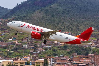 Cuzco, Peru - 2 Şubat 2019 Avianca Airbus A320 uçağı Peru 'daki Cuzco Havalimanı' nda. Airbus, Toulouse, Fransa merkezli bir Avrupalı uçak üreticisi..