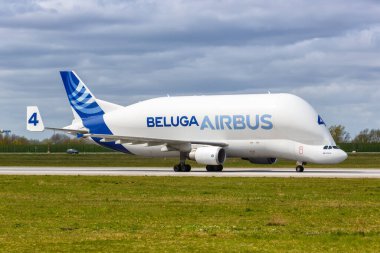 Hamburg, Almanya - 21 Nisan 2021 Beluga Süper Taşıyıcı A300B4 uçağı Hamburg Finkenwerder Havaalanı 'nda (XFW).