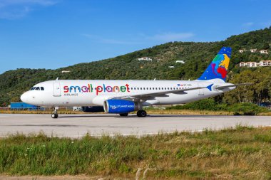Skiathos, Yunanistan - 4 Haziran 2016 Küçük Planet Airlines Airbus A320 Yunanistan Skiathos havaalanında (JSI).