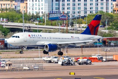Phoenix, Arizona - 8 Nisan 2019 Delta Air Lines Airbus A319 Phoenix Sky Harbor Havalimanı 'nda (PHX).
