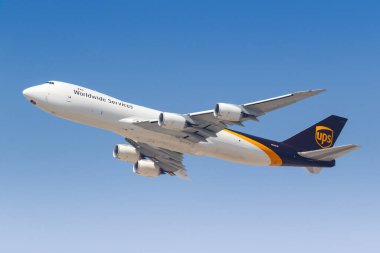 Dubai, Birleşik Arap Emirlikleri - 22 Mayıs 2021 UPS Birleşik Paket Servisi Boeing 747-8F uçağı Dubai Havalimanı 'nda (DXB).
