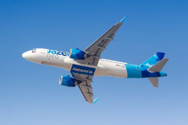 Dubai, Birleşik Arap Emirlikleri - 22 Mayıs 2021 Jazeera Airways Airbus A320neo uçağı Dubai Havalimanı 'nda (DXB).