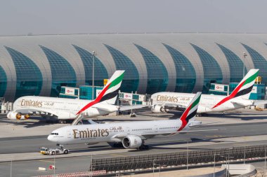 Dubai, Birleşik Arap Emirlikleri - 27 Mayıs 2021 Emirlikleri Boeing 777-300ER ve Airbus A380-800 uçakları Dubai Havalimanı 'nda (DXB).