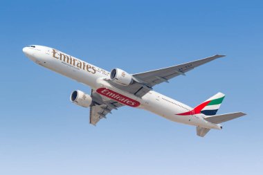 Dubai, Birleşik Arap Emirlikleri - 22 Mayıs 2021 Emirlikleri Boeing 777-300ER uçağı Dubai Havalimanı 'nda (DXB).