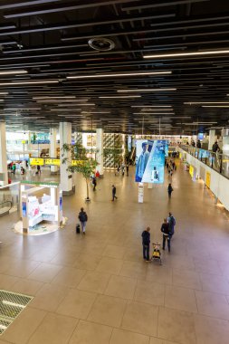 Amsterdam, Hollanda - Amsterdam Schiphol Havalimanı 'nın (AMS) 29 Mayıs 2021 Terminal Binası.