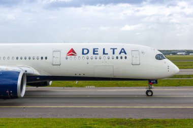 Amsterdam, Hollanda - 21 Mayıs 2021 Delta Air Lines Airbus A350-900 uçağı Amsterdam Schiphol havaalanında (AMS).