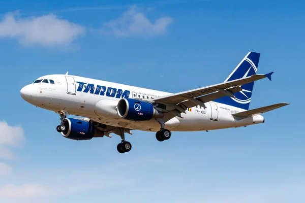 Λονδίνο Ηνωμένο Βασίλειο Αυγούστου 2018 Tarom Airbus A318 Airplane London — Φωτογραφία Αρχείου