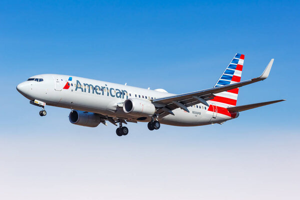 Нью-Йорк, Нью-Йорк - 29 февраля 2020 года Самолет Boeing 737-800 American Airlines в аэропорту Нью-Йорка, США.