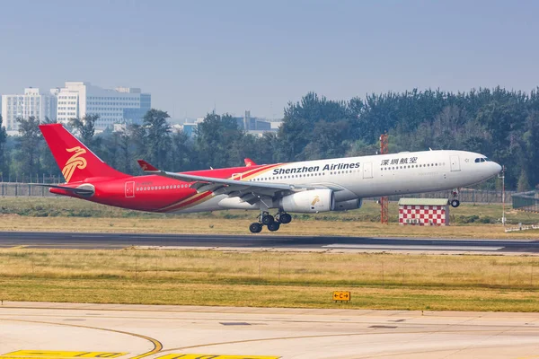 10月2 2019深セン航空エアバス中国の北京首都空港 Pek でA330 300飛行機 エアバスは フランスのトゥールーズに拠点を置くヨーロッパの航空機メーカーです — ストック写真