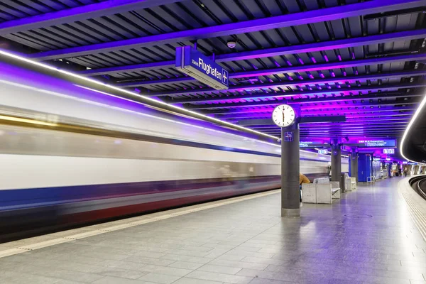 Zürih, İsviçre - 23 Eylül 2020 SBB treni İsviçre 'deki Zürih Havaalanı tren istasyonunda.
