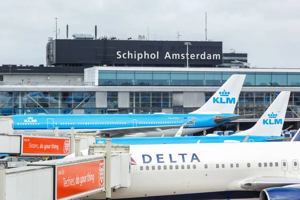 Amsterdam Netherlands May 2021 Airplanes Amsterdam Schiphol Airport Ams Netherlands — Stock Photo, Image