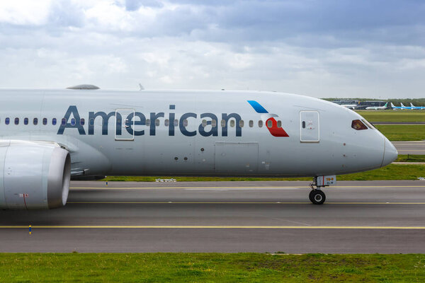 Амстердам, Нидерланды - 21 мая 2021 года Самолет Boeing 787-9 Dreamliner компании American Airlines в аэропорту Амстердама Схипхол (AMS) в Нидерландах.