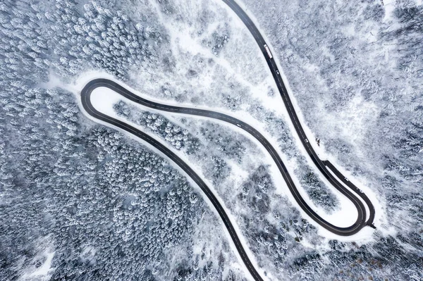 Winter Schnee Gewundenen Straße Serpentine Switchbacks Wald Wälder Saison Luftbild — Stockfoto