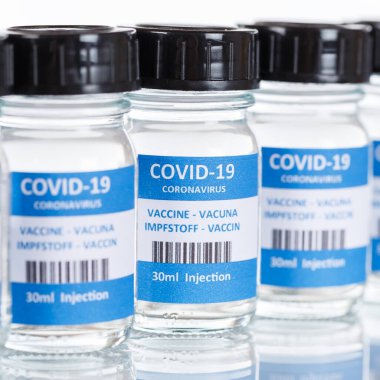 Coronavirus aşı şişesi Corona Virüs COVID-19 Covid aşıları arka arkaya şişeler