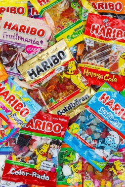 Stuttgart, Almanya - 7 Mart 2021 Haribo jelibon jelibon şekeri şekerlemeleri Stuttgart, Almanya 'da çeşitli arka plan portre biçimlerinde.