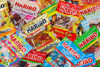 Stuttgart, Almanya - 7 Mart 2021 Haribo jelibon şekeri şekerlemeleri Stuttgart, Almanya.