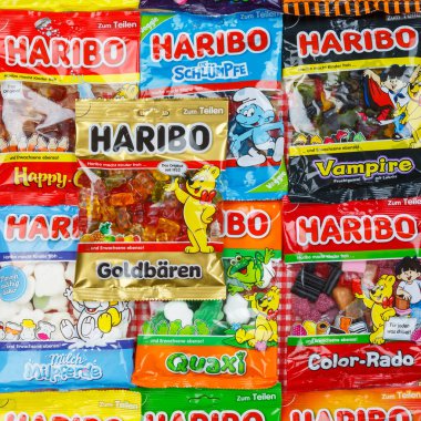 Stuttgart, Almanya - 7 Mart 2021 Haribo jelibon jelibon şekeri şekerlemeleri Stuttgart, Almanya 'da farklı türde arka plan kareleri.