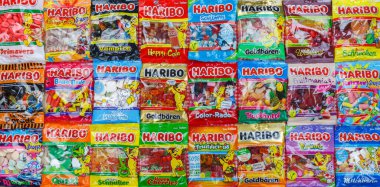 Stuttgart, Almanya - 7 Mart 2021 Haribo jelibon şekerlemesi şekerlemeleri Stuttgart, Almanya 'da çeşitli arka plan afişleri.