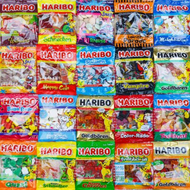 Stuttgart, Almanya - 7 Mart 2021 Haribo jelibon jelibon şekeri şekerlemeleri Stuttgart, Almanya 'da farklı türde arka plan kareleri.