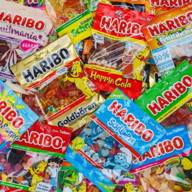 Stuttgart, Almanya - 7 Mart 2021 Haribo jelibon jelibon şekeri şekerlemeleri Stuttgart, Almanya 'da farklı türde arka plan kareleri.