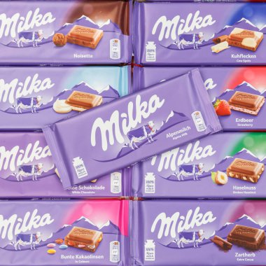Stuttgart, Almanya - 3 Mart 2021 Milka çikolatası Almanya 'da farklı türde arka plan kareleri.