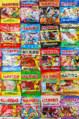 Stuttgart, Almanya - 7 Mart 2021 Haribo jelibon jelibon şekeri şekerlemeleri Stuttgart, Almanya 'da çeşitli arka plan portre biçimlerinde.