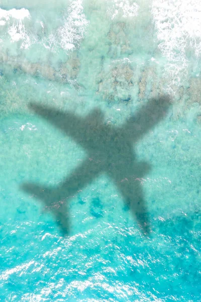 Ταξίδι Διακοπές Θάλασσα Συμβολική Εικόνα Αεροπλάνο Που Φέρουν Copyspace Αντίγραφο — Φωτογραφία Αρχείου