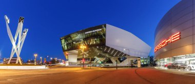 Stuttgart, Almanya - 2 Mart 2021 Porsche Müzesi Genel Merkezi Sanat Mimarisi Stuttgart, Almanya.