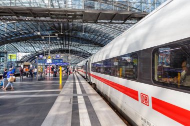 Berlin, Almanya - 20 Ağustos 2020 ICE 4 Berlin ana tren istasyonu Hauptbahnhof Hbf, Almanya.