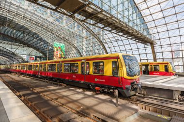 Berlin, Almanya - 20 Ağustos 2020 S-Bahn Berlin banliyö treni S Bahn ana tren istasyonu Hauptbahnhof Hbf, Almanya.