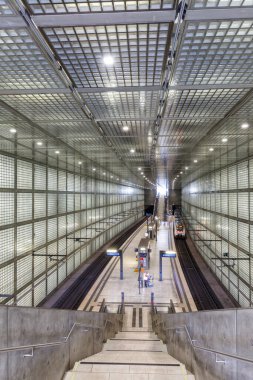 Leipzig, Almanya - 19 Ağustos 2020 S-Bahn Leipzig Şehir-Tünel tren istasyonu Wilhelm-Leuschner-Platz S Bahn portre biçimi Almanya.
