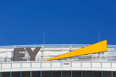 Stuttgart, Almanya - 19 Aralık 2020 Ernst Young EY logo karargahı Copyspace fotokopi alanı Almanya 'daki Stuttgart havaalanı.