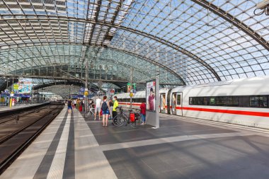 Berlin, Almanya - 20 Ağustos 2020 ICE 4 Berlin ana tren istasyonu Hauptbahnhof Hbf, Almanya.