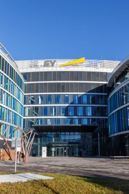 Stuttgart, Almanya - 19 Aralık 2020 Ernst Genç EY genel merkezi Skyloop Almanya 'daki Stuttgart havaalanında resim formatı.