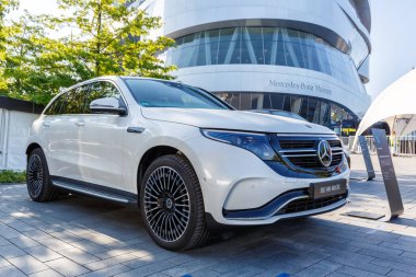 Stuttgart, Almanya - 15 Eylül 2019 Mercedes-Benz elektrikli otomobil EQC 400 4Matic Daimler Mercedes Benz yeşil enerji Stuttgart, Almanya.