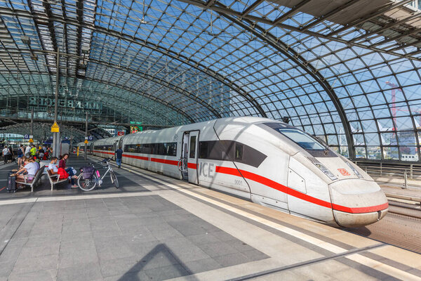 Берлин, Германия - 20 августа 2020 года скоростной поезд ICE 4 на главном железнодорожном вокзале Берлина..