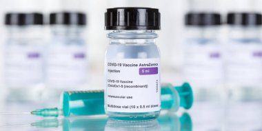 Stuttgart, Almanya - 19 Mart 2021 AstraZeneca Coronavirus Aşısı Corona Virüs COVID-19 Covid şırınga aşıları Almanya 'da kopyalama alanı afişi.