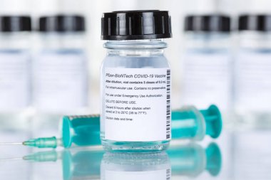 Stuttgart, Almanya - 19 Mart 2021 Biontech Pfizer Coronavirus Aşısı Corona Virüsü COVID-19 Covid şırınga aşıları Almanya 'da kopyalama alanı.