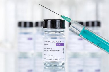 Stuttgart, Almanya - 19 Mart 2021 AstraZeneca Coronavirus Aşısı Corona Virüs COVID-19 Covid şırınga aşıları Almanya 'da kopyalama alanı.