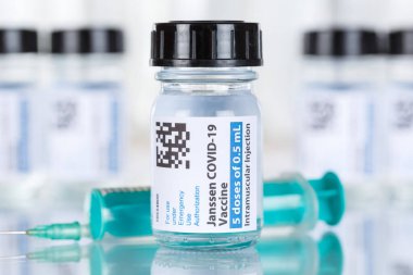 Stuttgart, Almanya - 19 Mart 2021 Johnson Coronavirus Aşısı Corona Virüsü COVID-19 Covid şırıngası Almanya 'da kopyalama alanı.