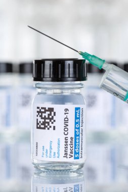 Stuttgart, Almanya - 19 Mart 2021 Johnson Coronavirus Aşısı Corona Virüsü COVID-19 Covid şırınga aşıları Almanya 'da portre biçimi.
