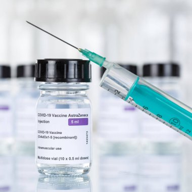 Stuttgart, Almanya - 19 Mart 2021 AstraZeneca Coronavirus Aşısı Corona Virüsü COVID-19 Covid şırınga aşılarının karesi Almanya 'da.