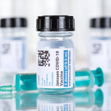 Stuttgart, Almanya - 19 Mart 2021 Johnson Coronavirus Aşısı Corona Virüsü COVID-19 Covid şırınga karesi Almanya 'da.